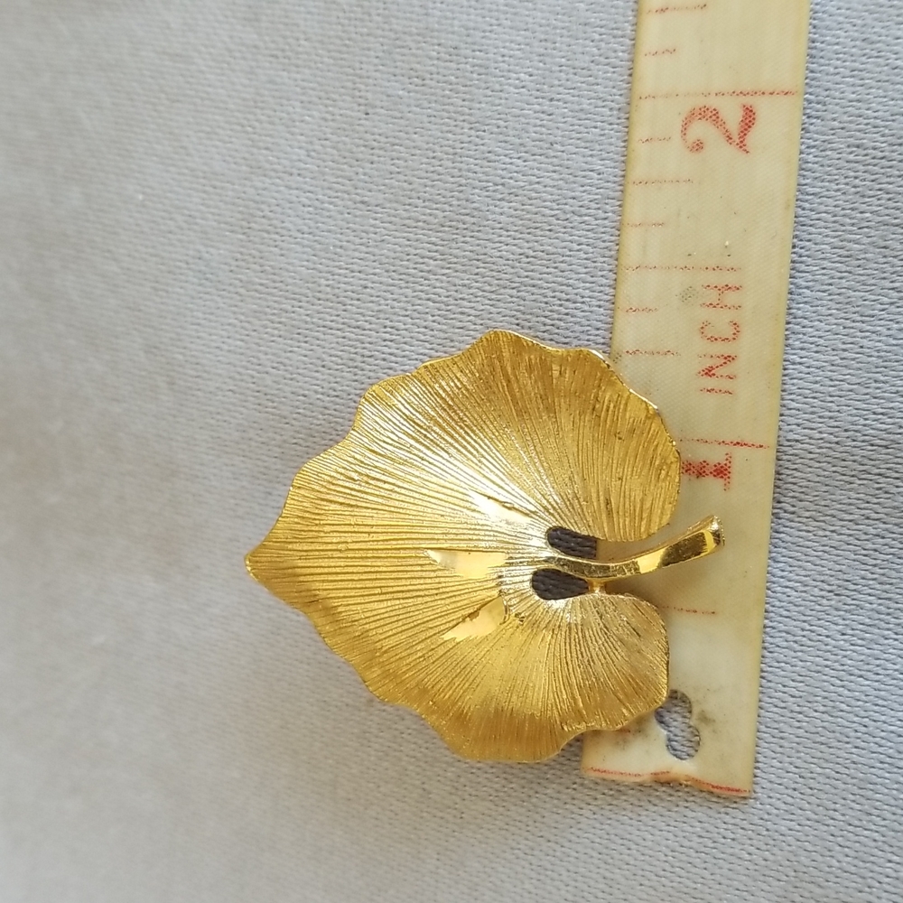 Golden tone LAZER CUT Vintage LEAF pin - Picture 2 of 3
